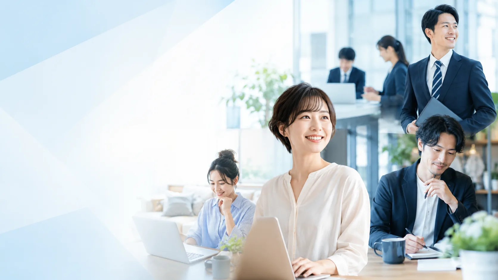 求人や案件を探す人たちの明るいオフィスイメージ